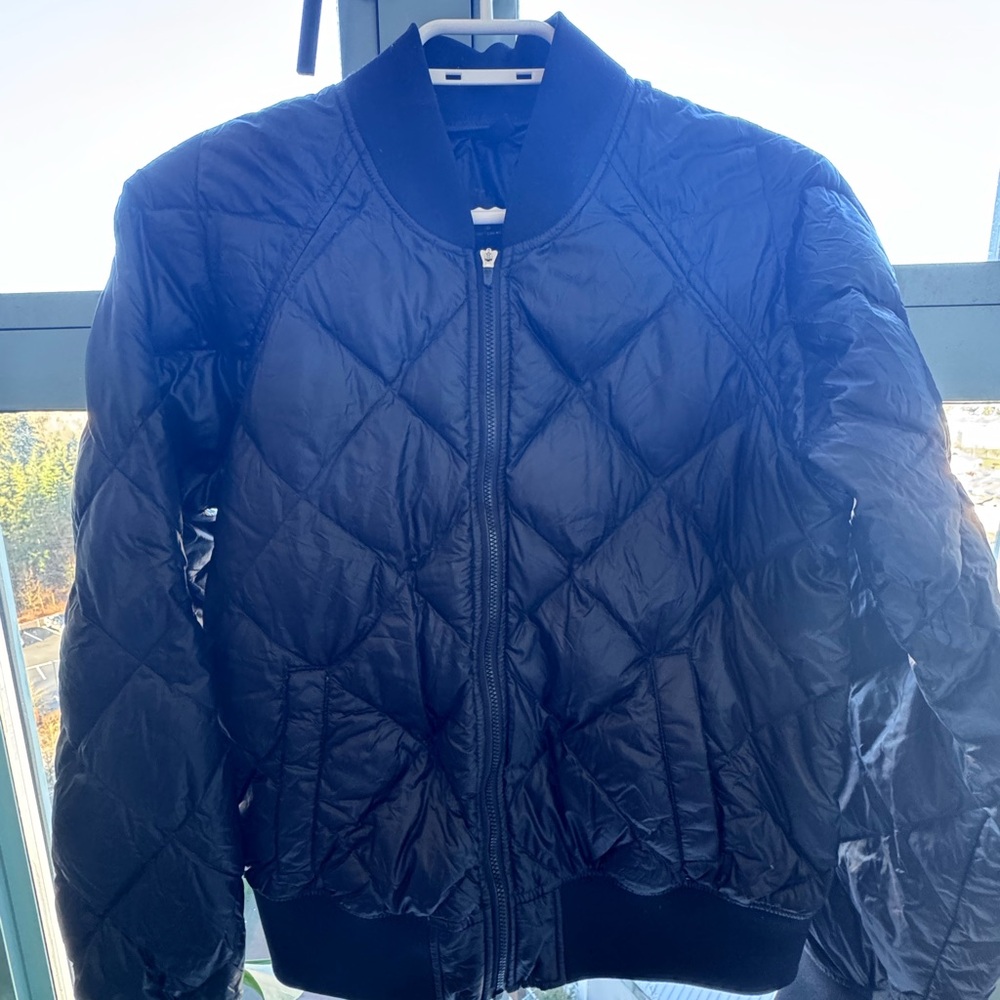 Aritzia TnA Women’s Black Lightweight Goose Down Cahana Bomber Jacket (small)